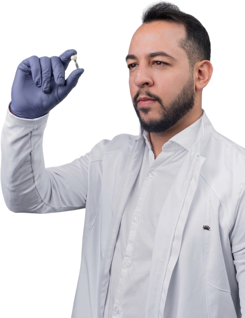 Dr. Rafael Assis, diretor clínico da Odontec, apresentando um modelo de implante dentário